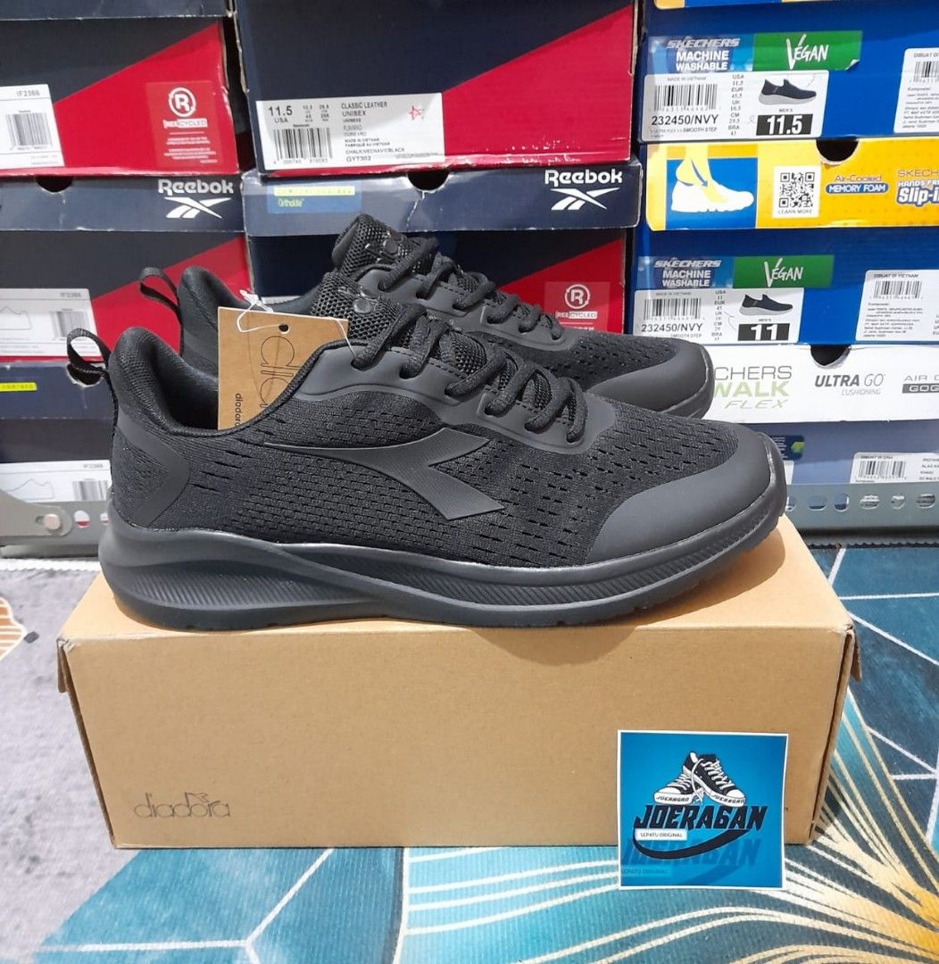 Sepatu Diadora Fullblack
