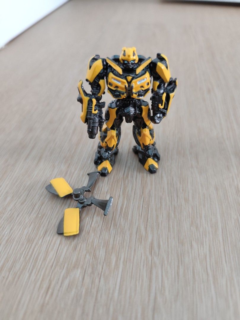 Transformers (Category: Toy Figures) located in Singapore. Submitted by calvinzzx (Listing ID 1274220952, Image 1). Description: metal made.