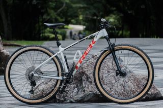 Trek marlin hotsell 5 crystal white