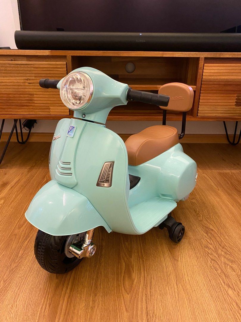 Electric toy vespa best sale scooter