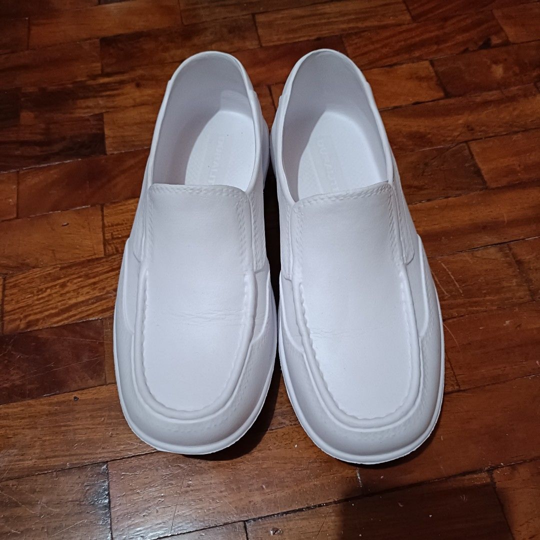 White Nursing Shoes Duralite (Category: Slippers and slides) located in Las Pinas. Submitted by hobby.bi (Listing ID 1274377936, Image 2). Description: Used twice only. Bought this for my work as an OR nurse but then realized it's not my size. Bought this in SM just last November. FYI, may sulat sa gilid ng name ko. Akala ko kasi magagamit ko ng matagal eh. It doesn't affect the performance of the shoes. ait's as durable as can be. It's just for 
