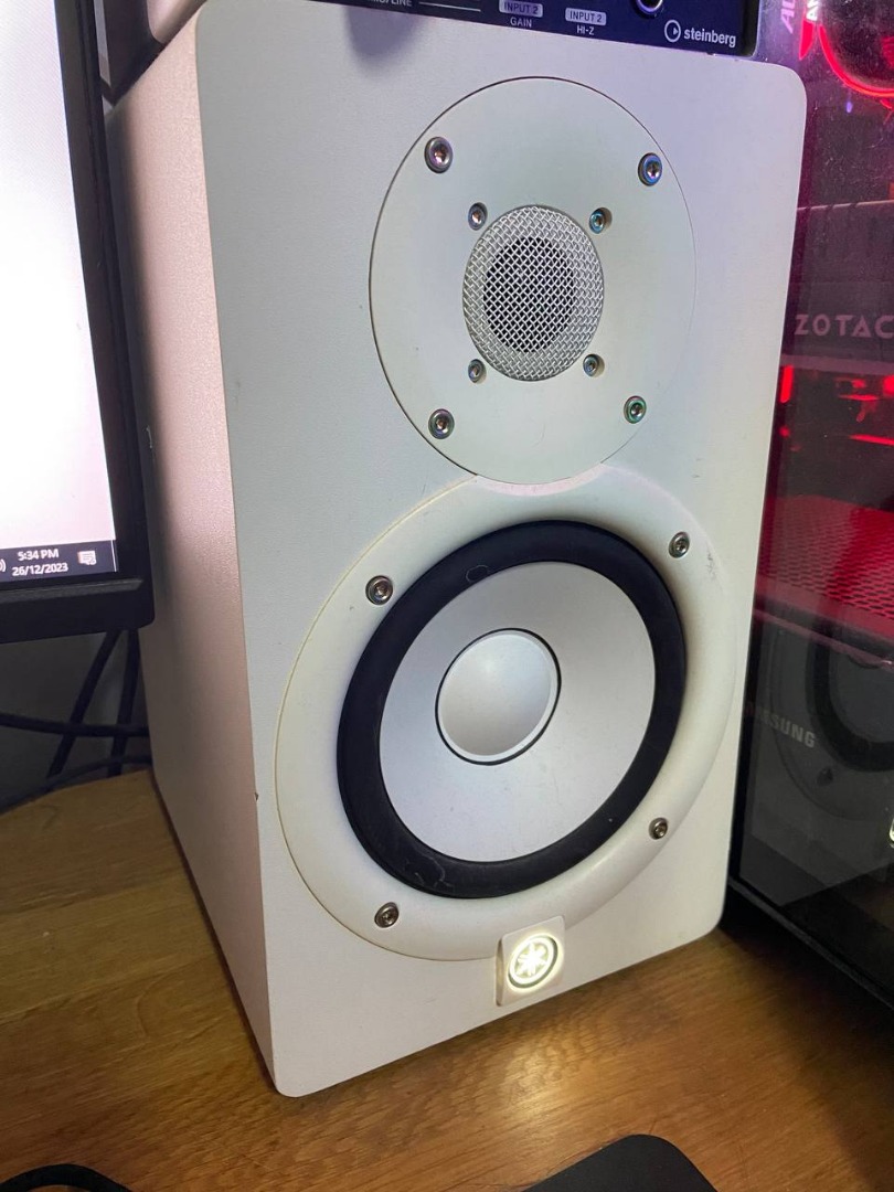 Yamaha HS5 5 inch Powered Studio Monitor - White