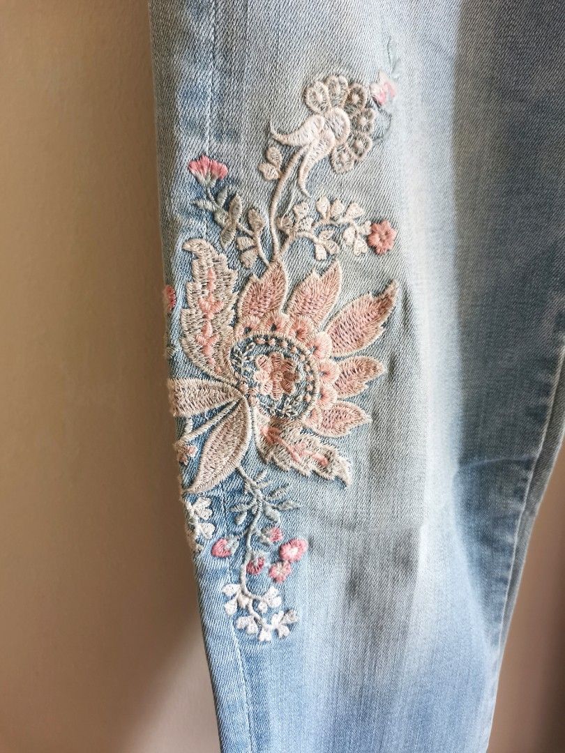 American Eagle Jeans Size 0 (Category: Jeans) located in Pasig City. Submitted by dehoarding (Listing ID 1274610529, Image 3). Description: In excellent condition Size US0 Stretchy.