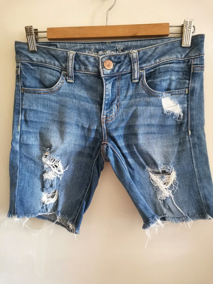 American Eagle Size 2 (Category: Shorts) located in Pasig City. Submitted by dehoarding (Listing ID 1274610878, Image 2). Description: In excellent condition Size US2 Stretchy.