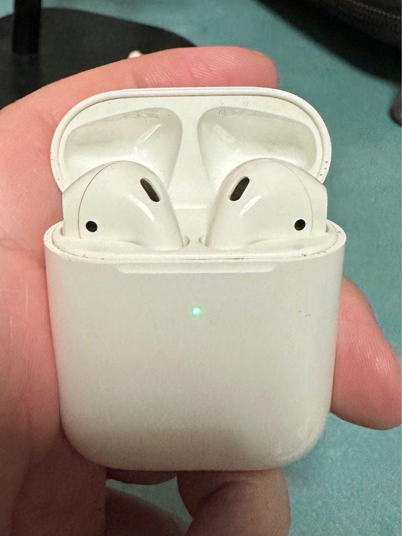 Airpods a2032 wireless on sale charging