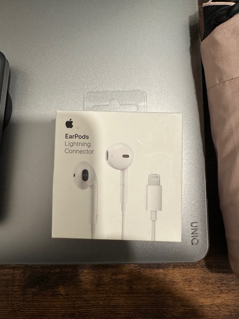 Apple earpods with best sale lightning connector warranty