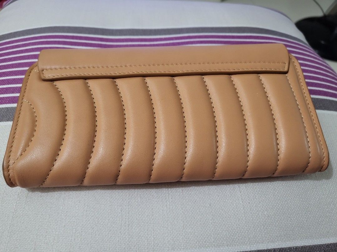 Authentic Pre-owned Chloe Long Wallet (Category: Luxury Bags & Wallets) located in Manila. Submitted by limcyndee76-18479 (Listing ID 1274490469, Image 3). Description: Authentic Pre-owned Choe Long Wallet Money Back Guarantee.