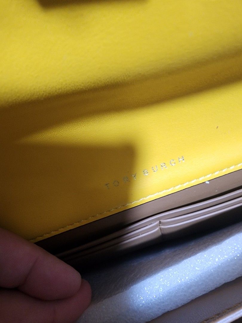 AUTHENTIC TORY WALLET-SLING BAG (Category: Luxury Bags & Wallets) located in Manila. Submitted by chrinathalie (Listing ID 1274432572, Image 3). Description: selling low used 2x lightly used condition from U.S authentic.