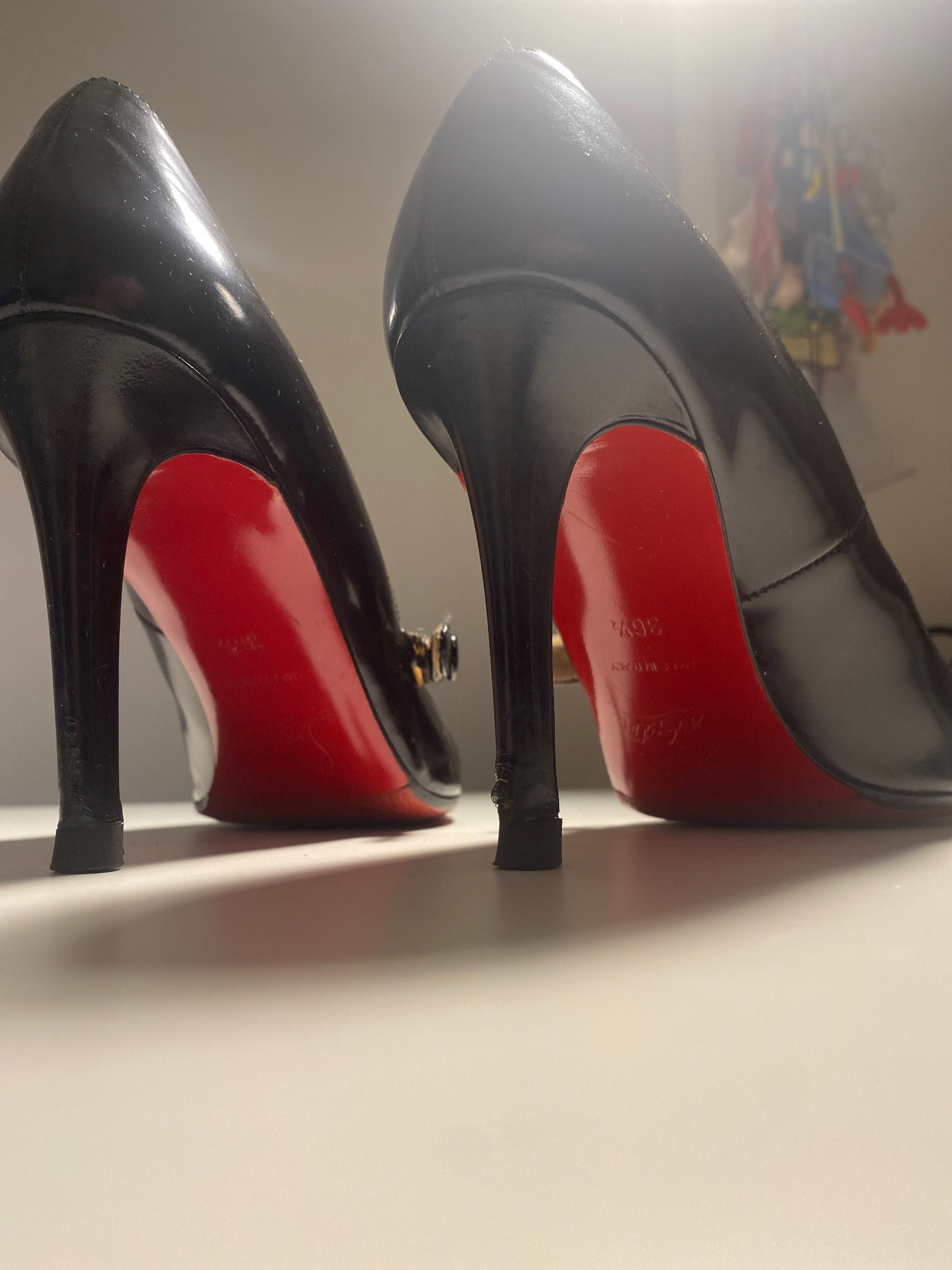 Classic hotsell louboutin pumps