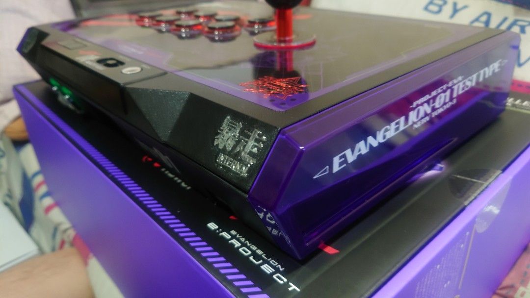 「EVANGELION e:PROJECT」RED （分類：手掣）位於 Hong Kong。 由 kus3f 提交（商品編號 1274634412，圖片 3）。簡介： 杆改裝部份：搖杆燈,鈦分拆杆,Otto蓋板,鈦觸控器 其他更改：鋁貼紙,自制按鍵線組,防塵塞 PS:PS5使用需要brook交換器。
