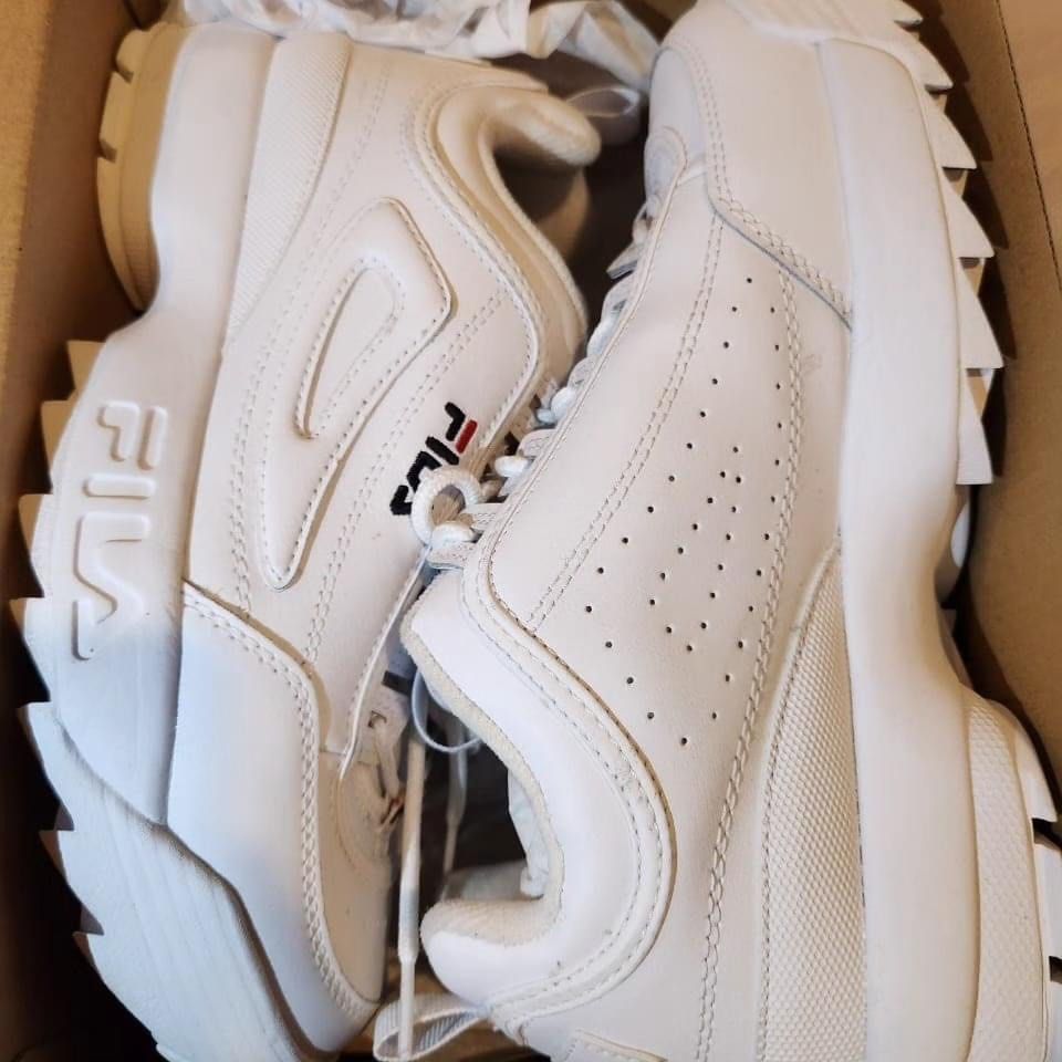 Fila white hotsell shoes womens outfit