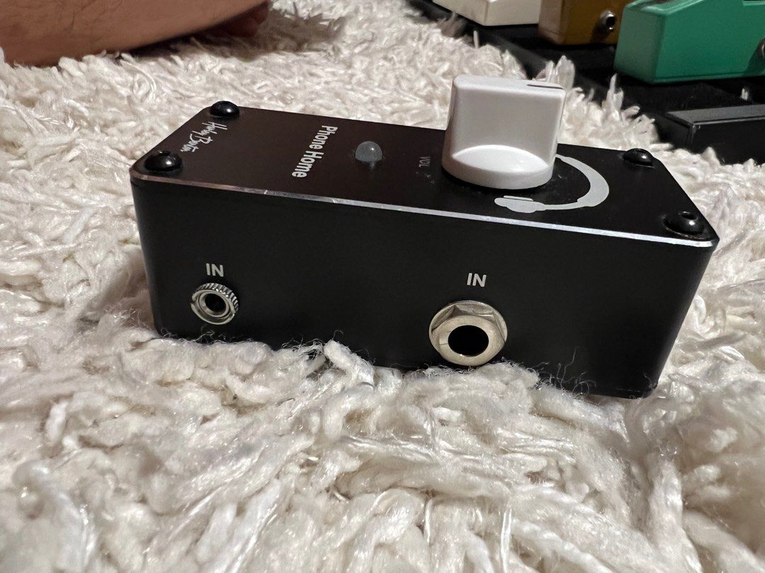 Harley Benton pedalboard headphone amp, Hobbies & Toys, Music & Media