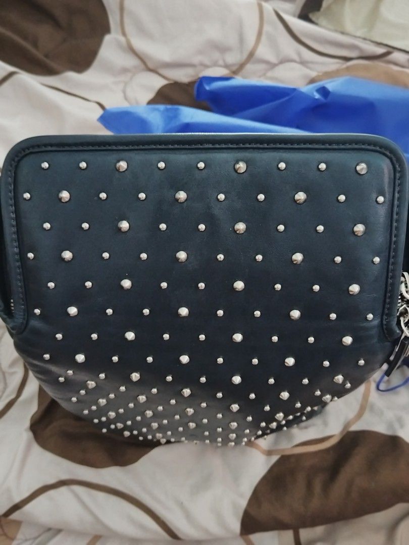 Helianthus Laptop Backpack (Category: Luxury Bags & Wallets) located in Manila. Submitted by jimenezjay04509 (Listing ID 1274038975, Image 3). Description: Medium size Nice in actual Genuine Leather Mabango ang loob ng bag bawal s barat preloved.
