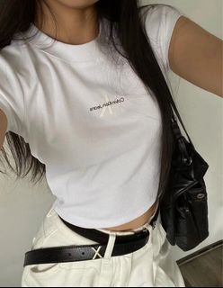 Embossed logo cropped tee