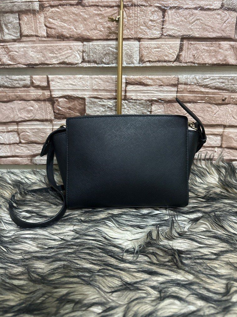 Michael Kors Selma Medium Messenger Black Carousell