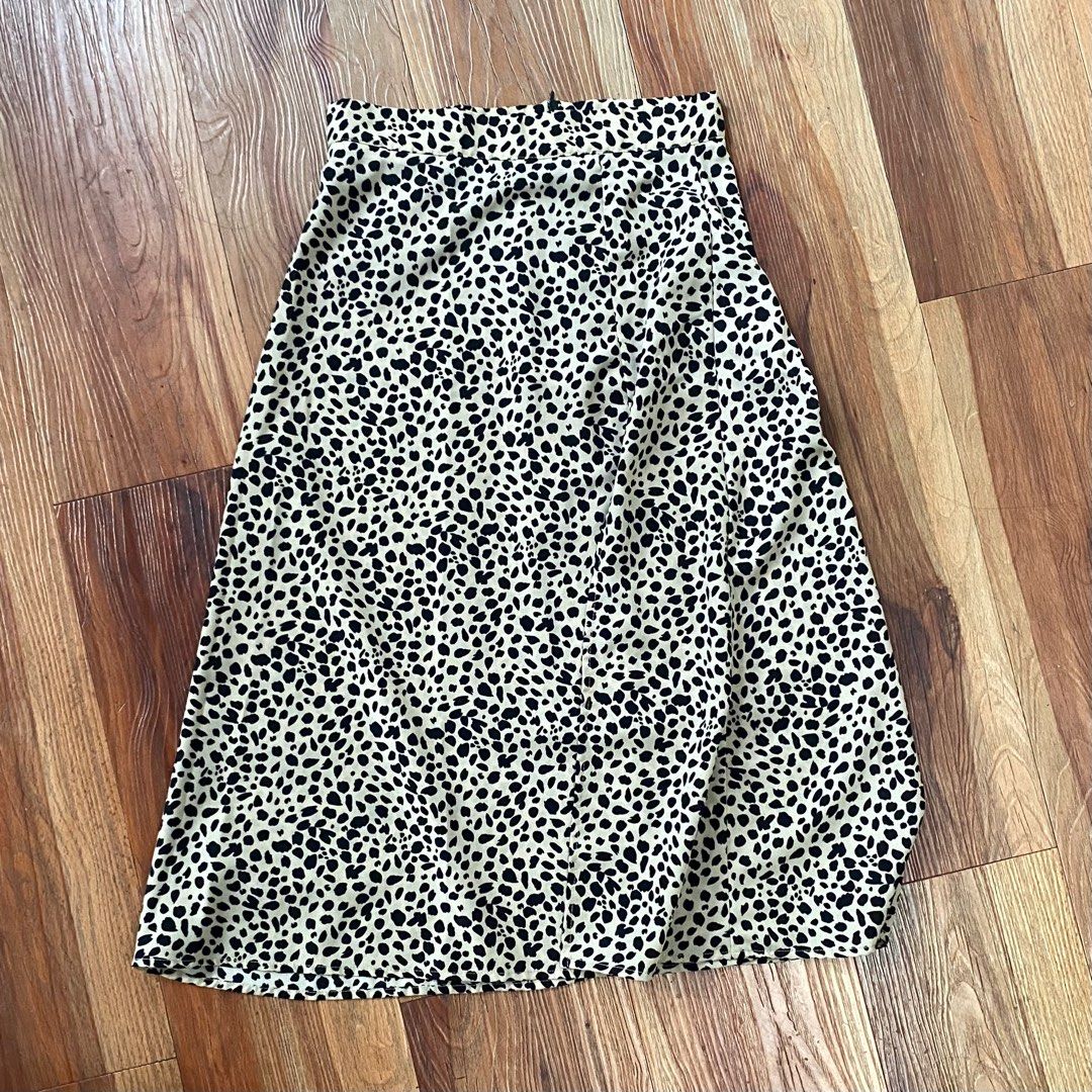 Midi Skirt with slit (Category: Skirts) located in Makati City. Submitted by soobjny (Listing ID 1274419674, Image 1). Description: price is negotiable if buying more than 2! :) .