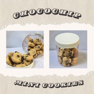 Mini cookies in a jar, available in choco chip, red velvet and matcha.