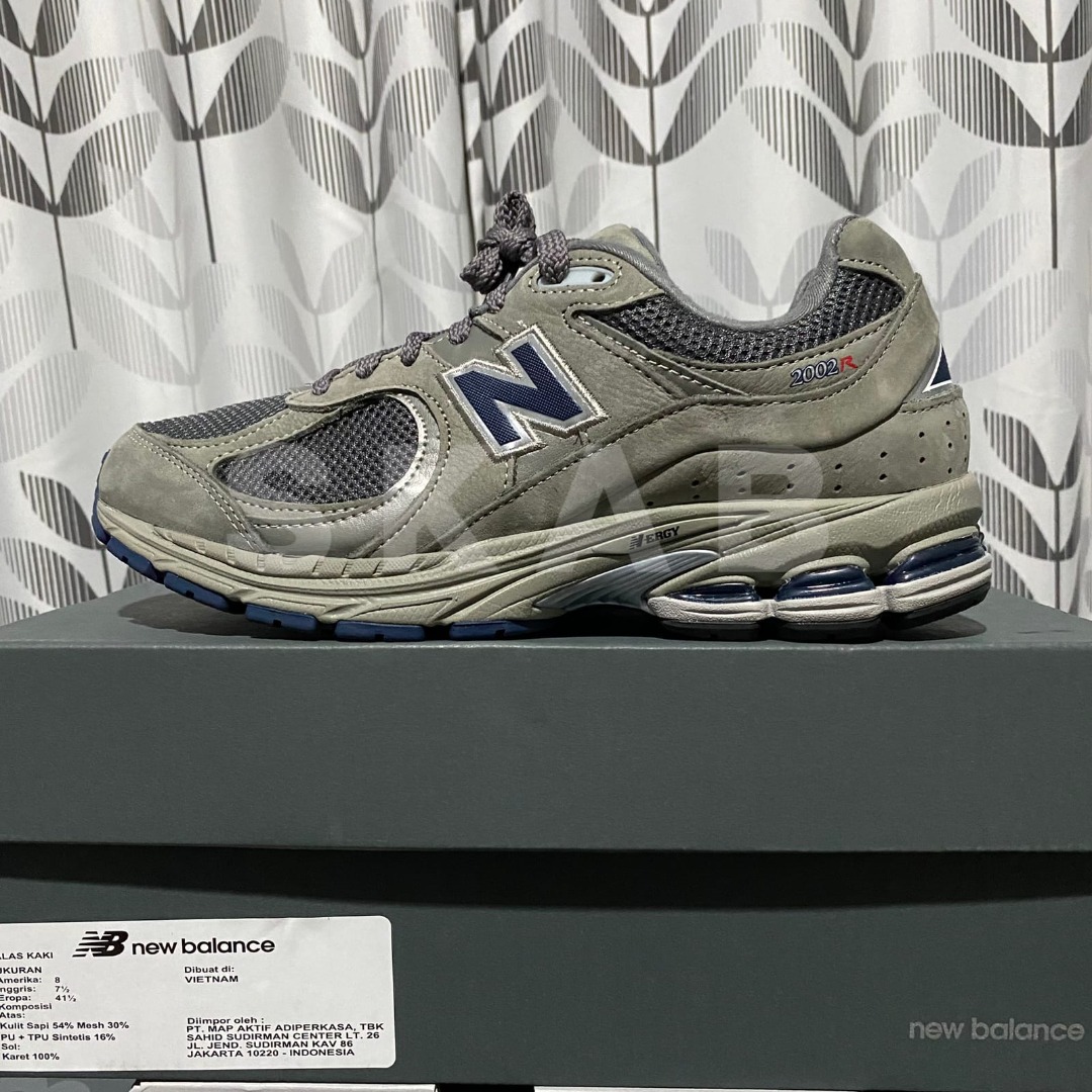 New Balance 2002ra Light Grey ( No Pigskin ), Fesyen Pria, Sepatu ...