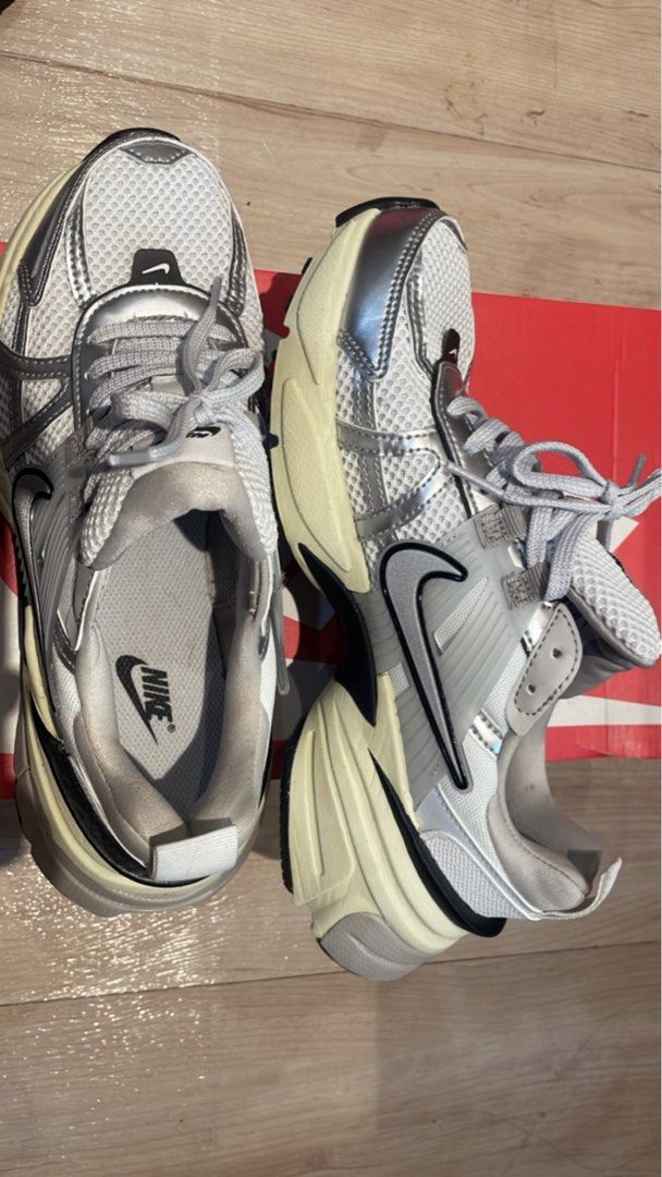 Nike RUN RUNTEKK V2K科技銀23.5, 她的時尚, 鞋, 運動鞋在旋轉拍賣