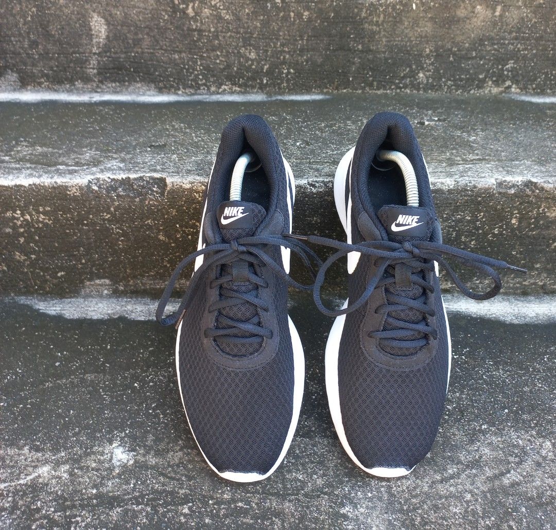 Nike tanjun black Men s Fashion Footwear Sneakers on Carousell