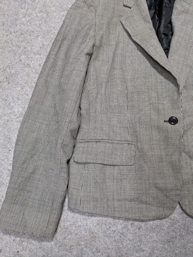 PENDLETON 100% Virgin Wool Womens Single Button Blazer Coat Houndstooth Size 12 (Category: Coats, Jackets and Outerwear) located in Santa Rosa. Submitted by sergids (Listing ID 1274521300, Image 3). Description: PENDLETON 100% Virgin Wool Womens Single Button Blazer Coat Houndstooth Size 12 Great condition. Check fitting tops to ensure this fits you. Dimensions below are exact measurements, see pics as well for comparison. 8/10 Condition and Colo