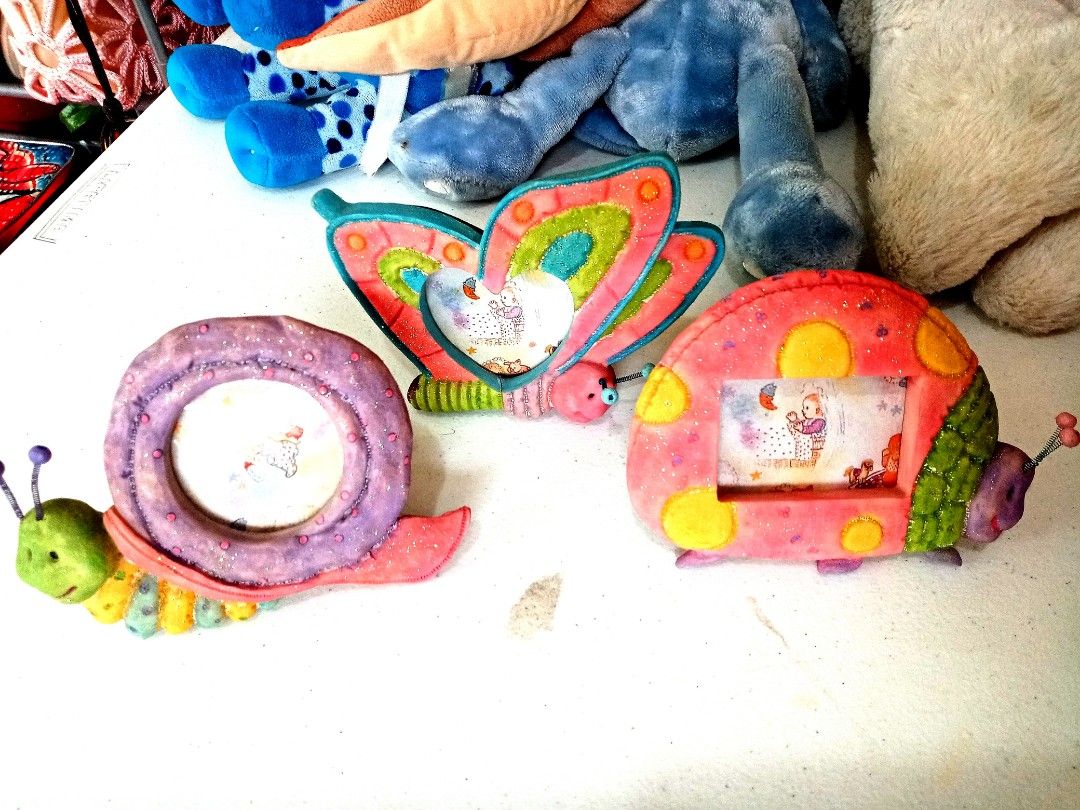 Picture frames (Category: Frames & Pictures) located in Manila. Submitted by nancyolireal (Listing ID 1274462468, Image 2). Description: Back support solid picture frame. Very cute.