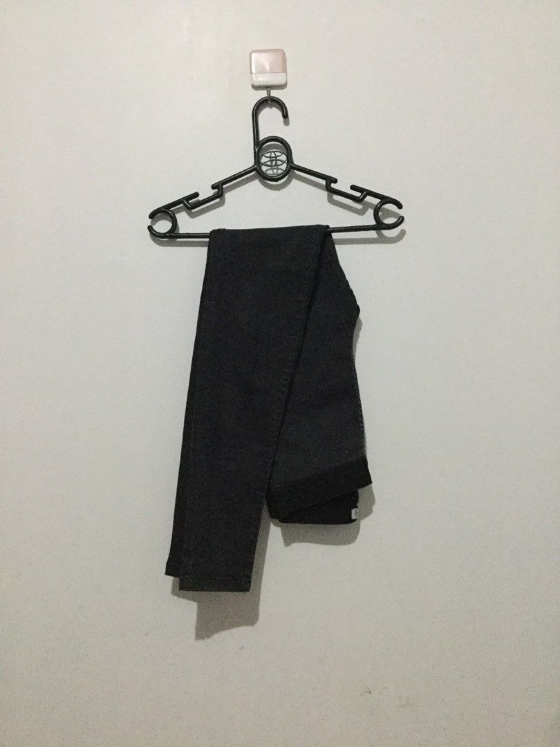 PULL&BEAR LEGGINGS (Category: Jeans) located in Manila. Submitted by helpme_declutter (Listing ID 1274557460, Image 1). Description: Euro 34 on tag.