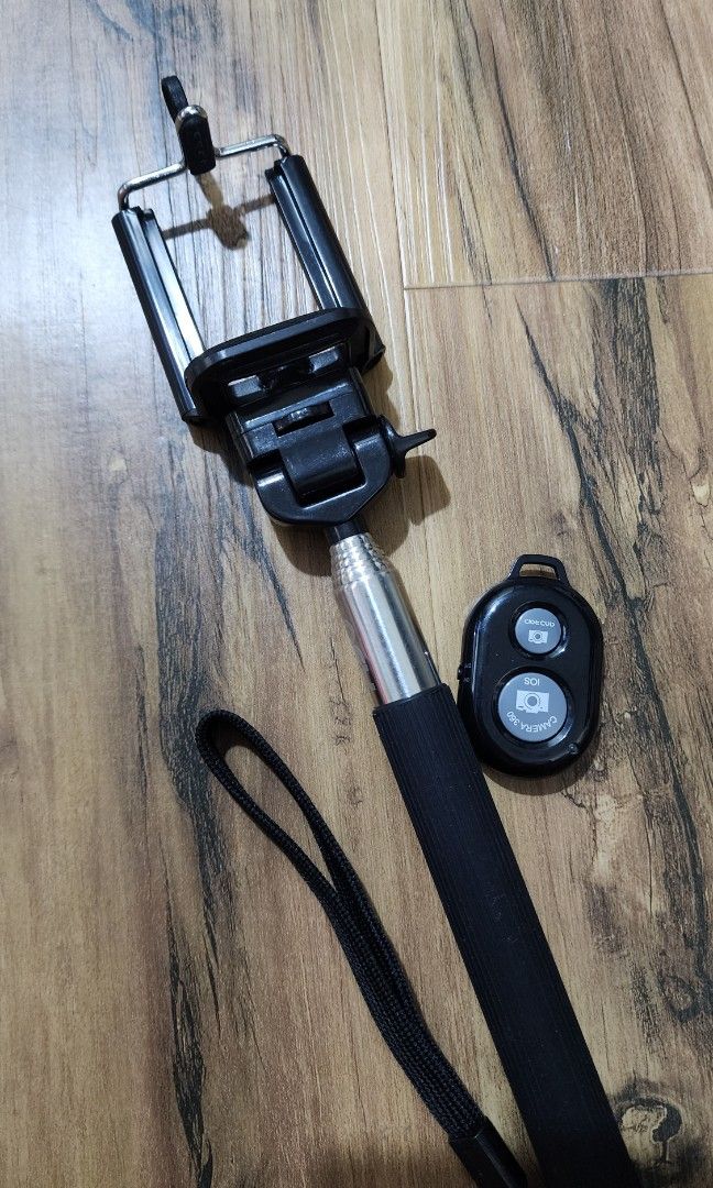Selfie stick (Category: Tripods & Monopods) located in Singapore. Submitted by newmanway (Listing ID 1274569310, Image 2). Description: Almost new - only used once for an event.