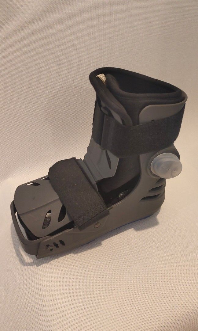 Townsend Thuasne Walking Boot (Category: Braces, Support & Protection) located in Quezon City. Submitted by methodstudios (Listing ID 1274618955, Image 1). Description: XLR8 Series used only once size medium (7-10 men) (8-11 women) padded insole special closed toe design easy to inflate/deflate recommended for: ligament/tendon injuries, sprains & fractures Original Price 7,800.