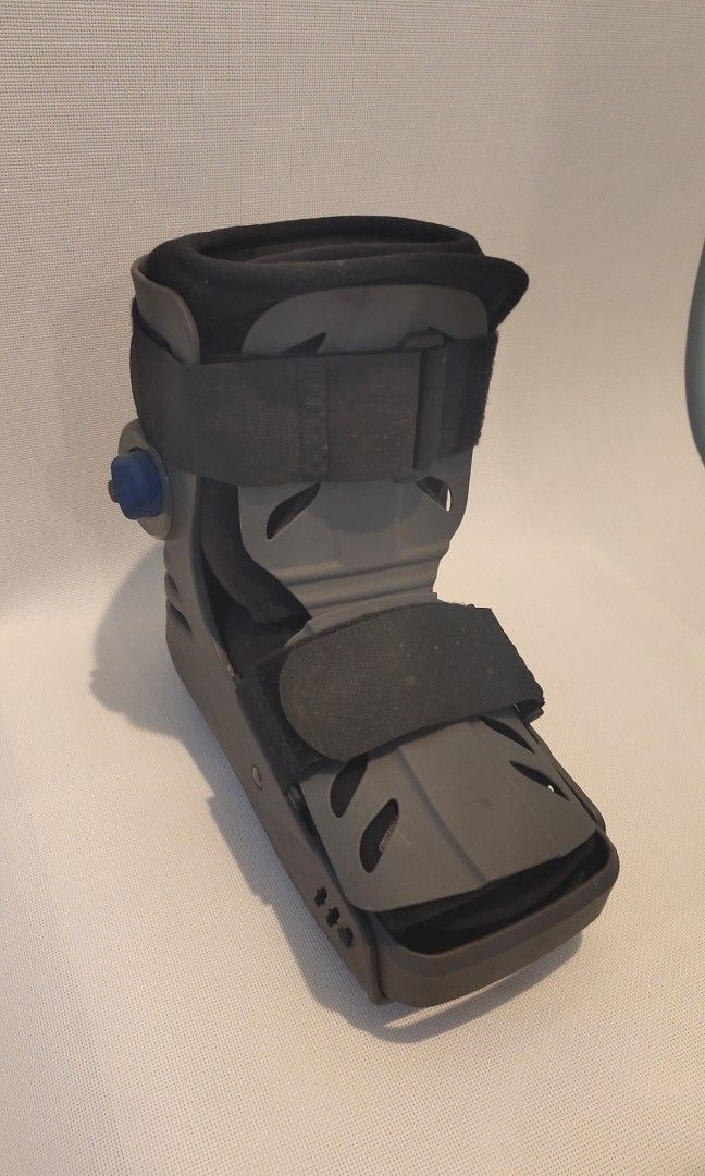 Townsend Thuasne Walking Boot (Category: Braces, Support & Protection) located in Quezon City. Submitted by methodstudios (Listing ID 1274618955, Image 2). Description: XLR8 Series used only once size medium (7-10 men) (8-11 women) padded insole special closed toe design easy to inflate/deflate recommended for: ligament/tendon injuries, sprains & fractures Original Price 7,800.