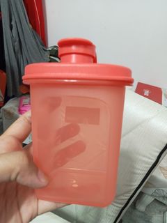 Tupperware 6L cake carrier, Furniture & Home Living, Kitchenware &  Tableware, Other Kitchenware & Tableware on Carousell