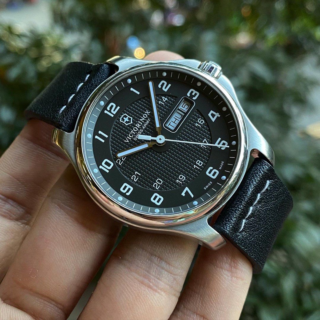 Victorinox Swiss Army Officers Day Date 241549 Quartz 40mm Fesyen