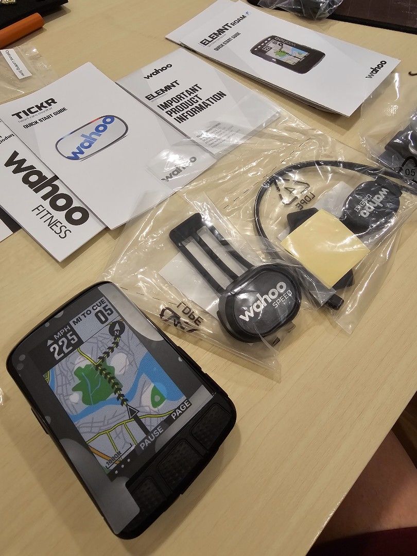 Wahoo elemnt roam v2 set NEW Sports Equipment Bicycles Parts