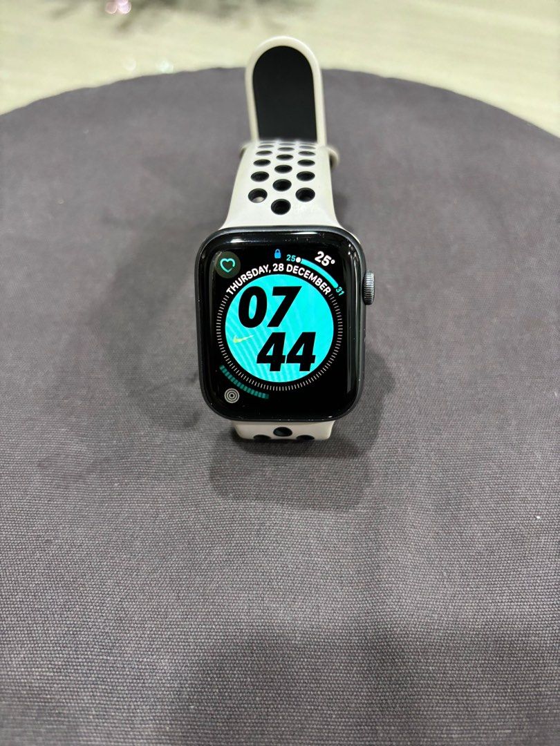 Apple watch discount series 4 platinum