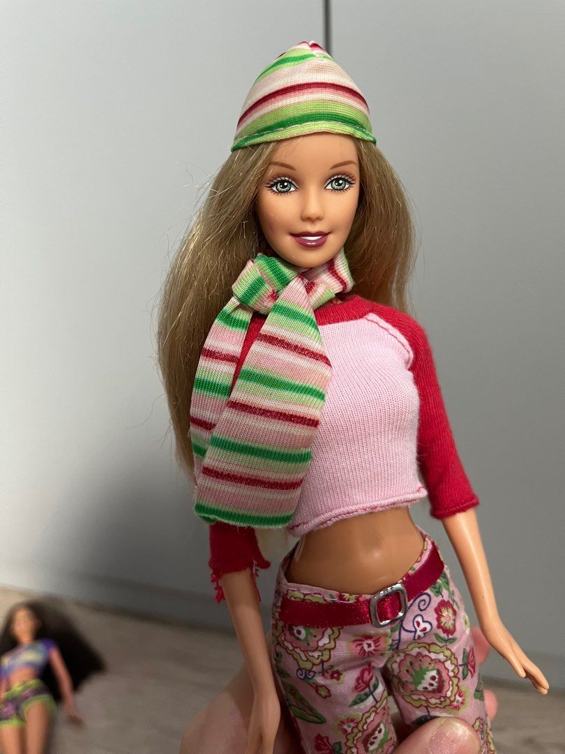 Barbie go store to school