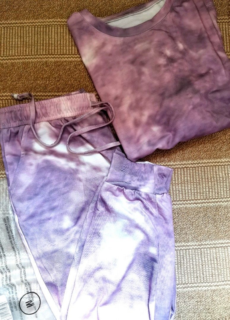 Brand new SET (Category: Activewear) located in Pasig City. Submitted by dehoarding (Listing ID 1274698146, Image 1). Description: Brand new Loose drawstring pants and low shoulder pullover Material is soft and comfy not too thick No brand Size M Fits M-L With original packaging.