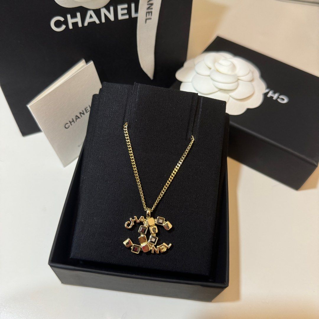 Fake shop cc necklace