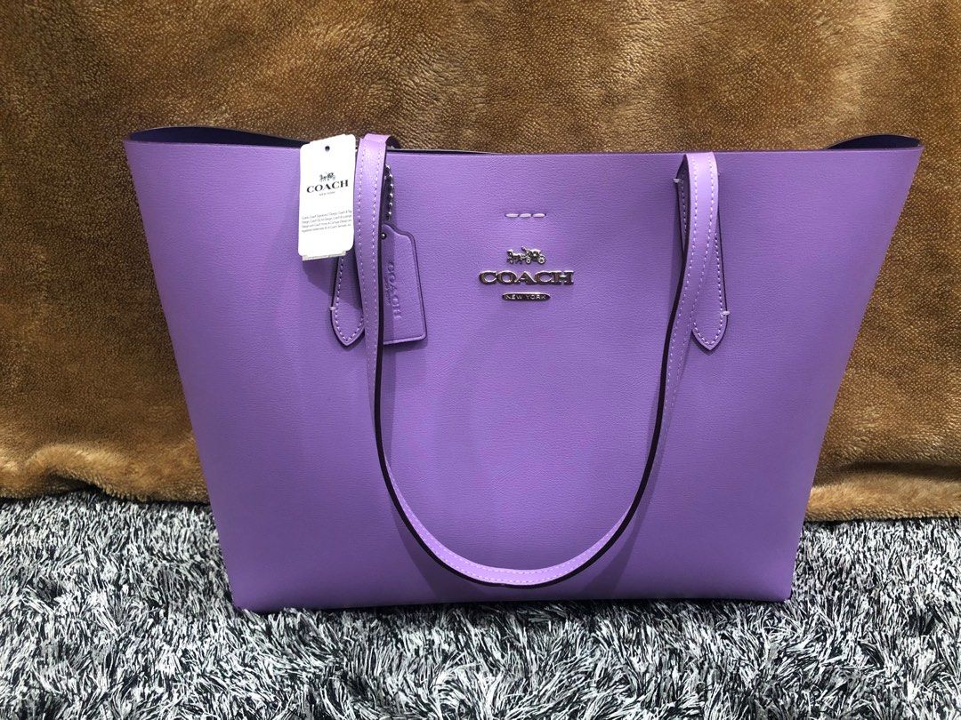 Coach Avenue large tote shoulder bag (Category: Luxury Bags & Wallets) located in Makati City. Submitted by esila.essentials (Listing ID 1274728422, Image 1). Description: Pricefor P17,500 Now Selling for P8,200 This list is for new Coach Avenue large tote shoulder bag F31535 11" H x 5" D x 16" L (top) 13" (bottom) Top magnetic snap closure Silver or gold tone hardware Double leather handles with 11" drop Inside 1 zip pocket With paper bag .