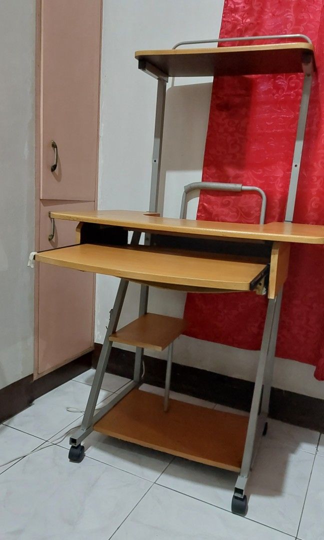 Computer Table (Category: Tables & Sets) located in Paranaque City. Submitted by mclock94 (Listing ID 1274934025, Image 3). Description: with working 4 wheels qc area can pick up ask for more photos.