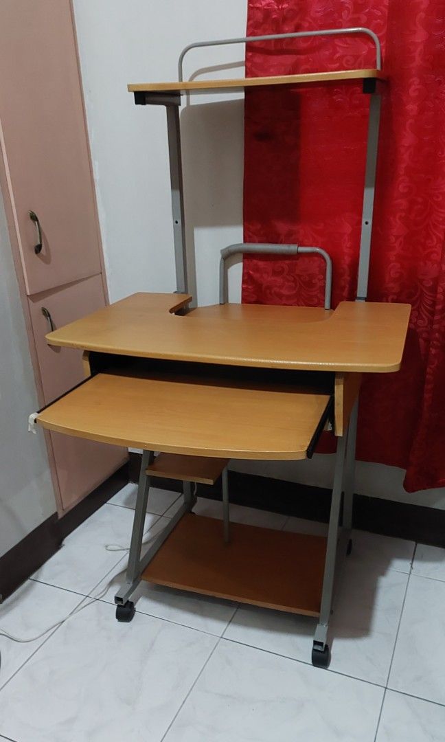 Computer Table (Category: Tables & Sets) located in Paranaque City. Submitted by mclock94 (Listing ID 1274934025, Image 2). Description: with working 4 wheels qc area can pick up ask for more photos.