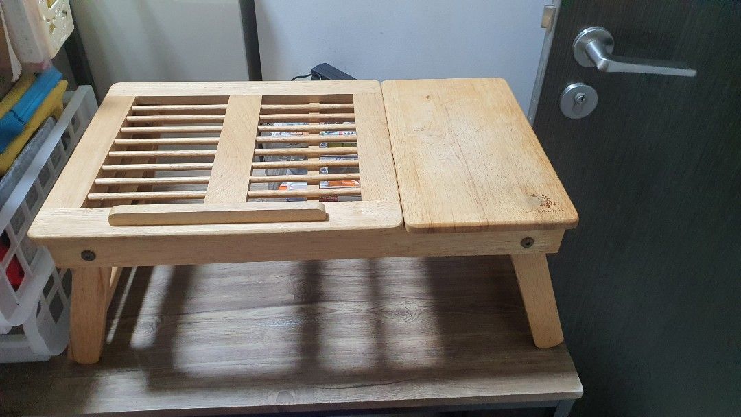 Foldable table (Category: Other Home Furniture) located in Singapore. Submitted by june6766 (Listing ID 1274783431, Image 1). Description: .