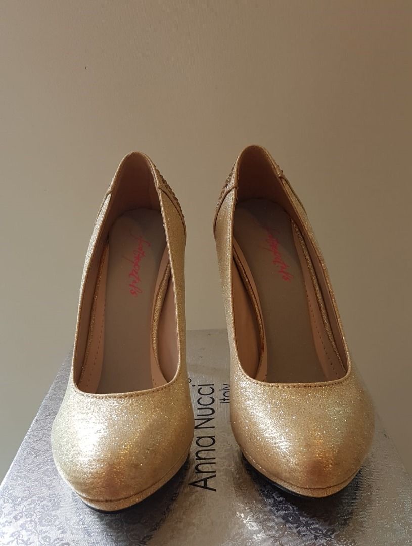 Gold round discount toe pumps