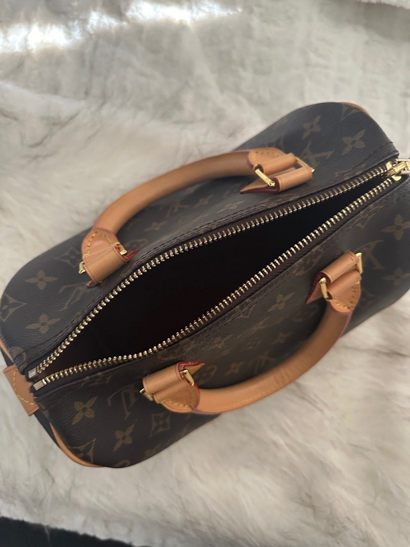 Handbag. (Category: Women's Bags & Wallets) located in Melbourne. Submitted by jackiechar18310 (Listing ID 1274739150, Image 1). Description: Like brand new hardly used. .