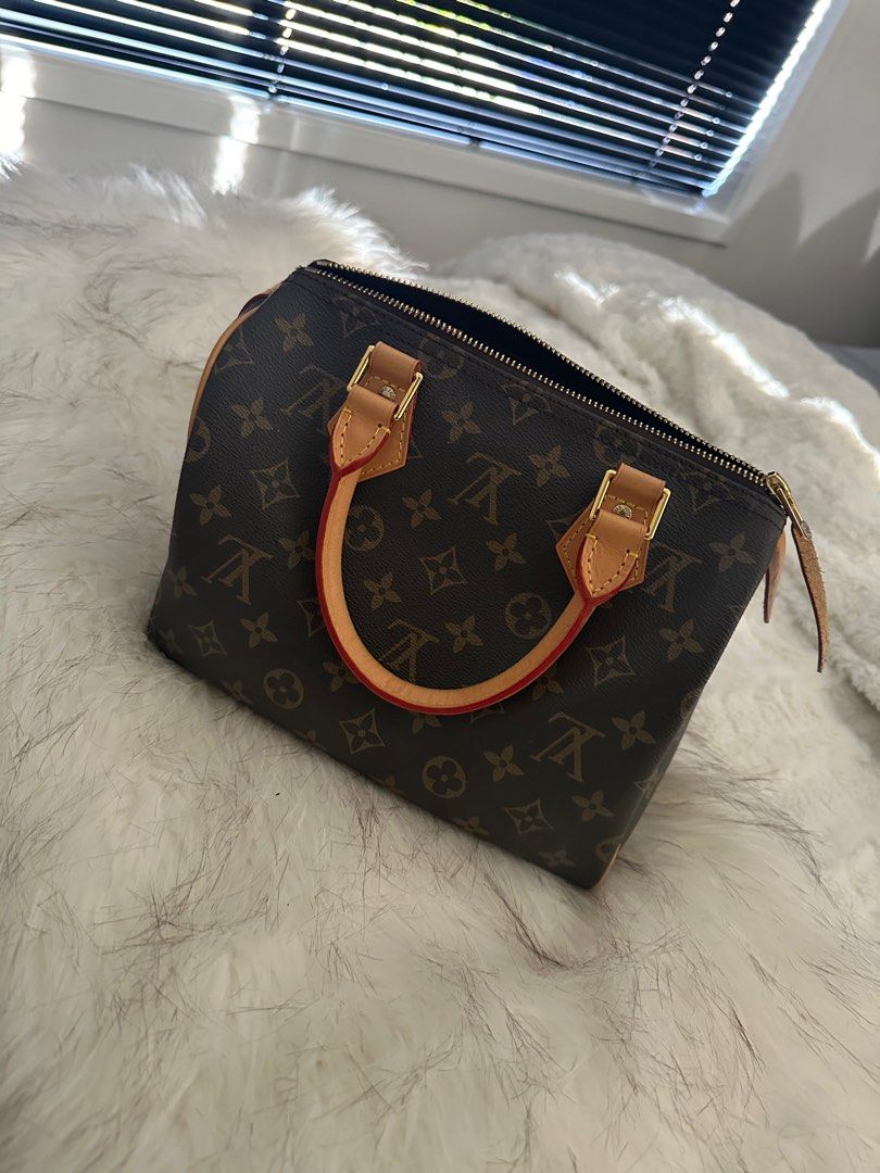 Handbag. (Category: Women's Bags & Wallets) located in Melbourne. Submitted by jackiechar18310 (Listing ID 1274739150, Image 2). Description: Like brand new hardly used. .