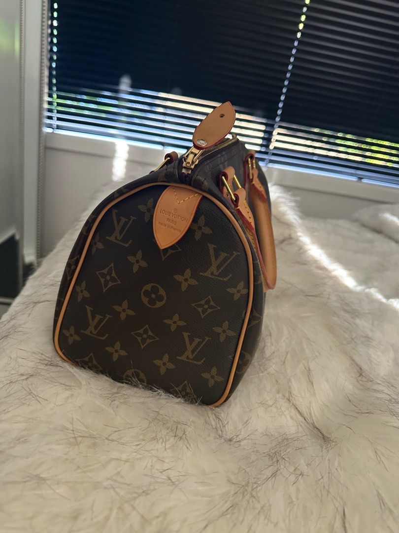Handbag. (Category: Women's Bags & Wallets) located in Melbourne. Submitted by jackiechar18310 (Listing ID 1274739150, Image 3). Description: Like brand new hardly used. .