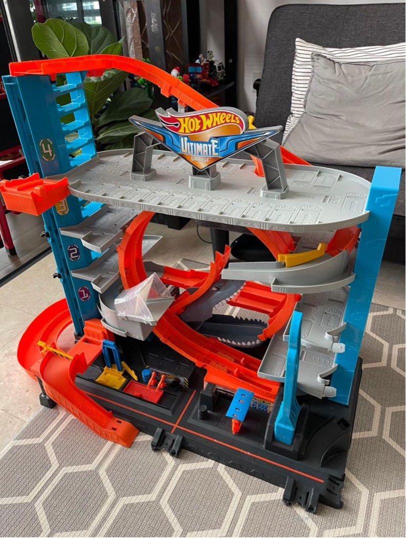 Hot Wheels Ultimate Garage Tower Shark Loop Racetrack, 2 Vehicles