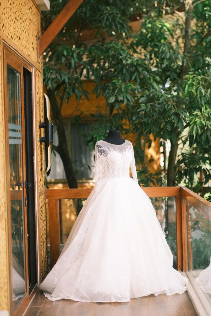 Long trail deals wedding gown