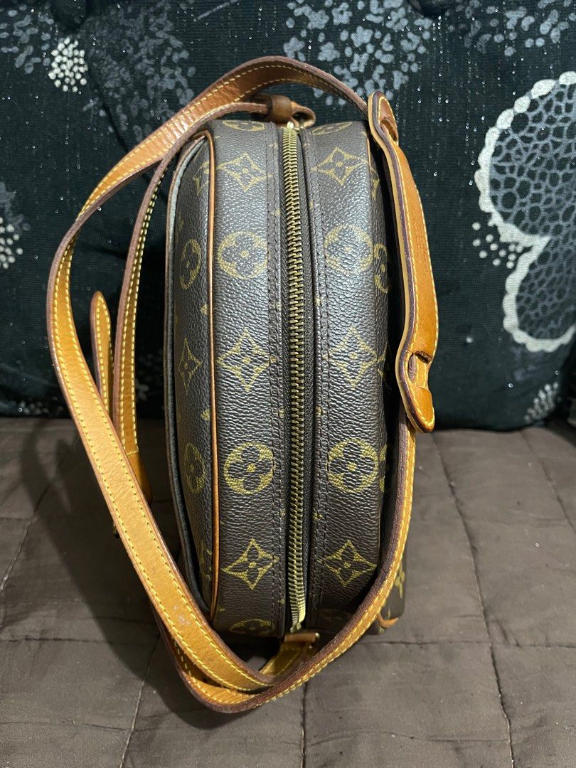 LV blois (Category: Luxury Bags & Wallets) located in San Pablo. Submitted by bogz14 (Listing ID 1274764860, Image 3). Description: LV blois Halos hindi ko nagamit kasi inaavoid na magkawater marks See photos for details.