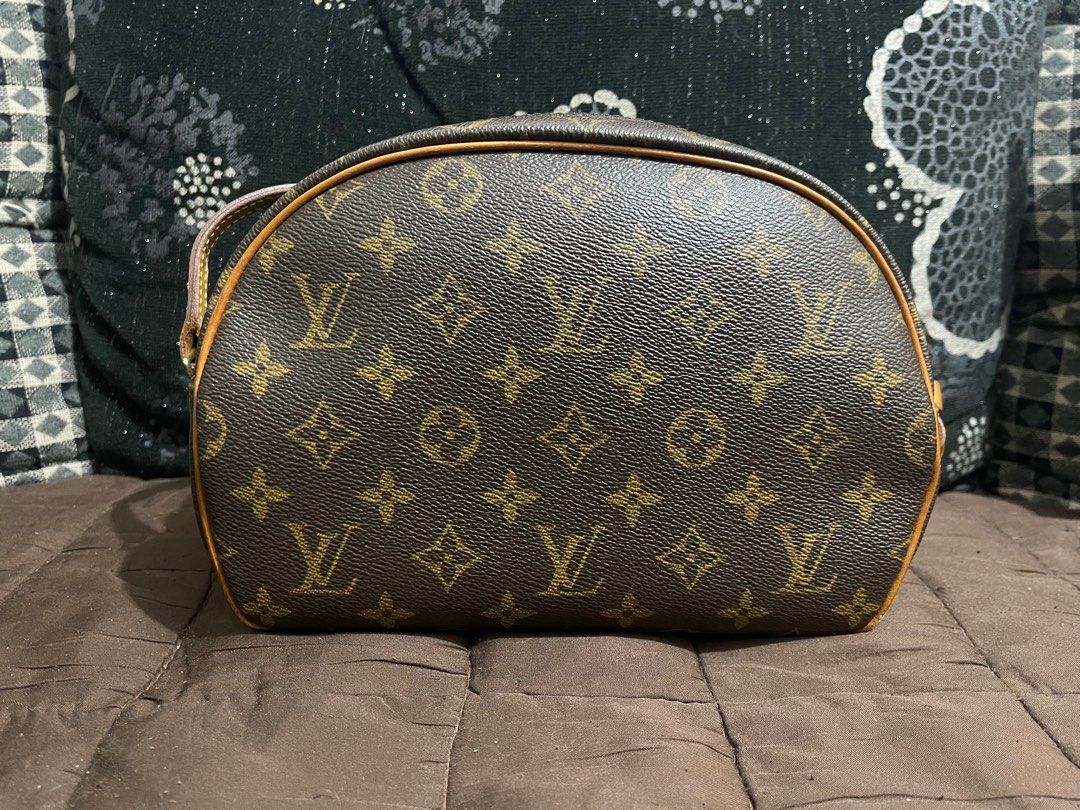 LV blois (Category: Luxury Bags & Wallets) located in San Pablo. Submitted by bogz14 (Listing ID 1274764860, Image 2). Description: LV blois Halos hindi ko nagamit kasi inaavoid na magkawater marks See photos for details.