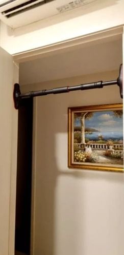 PULLUP BAR FREE SHIPPING NO SCREWS DRILLING Sports Equipment